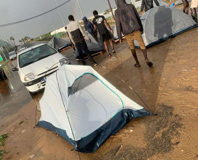 Piden «auxilio» para los temporeros afectados por las inundaciones de sus chabolas en Lepe