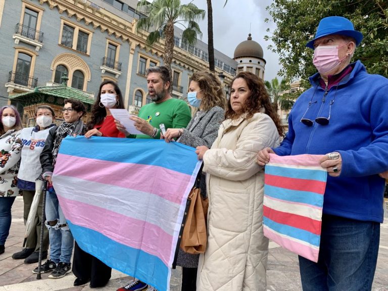 Huelva se suma al colectivo Lgtbiq+ para «visibilizar la discriminación trans hasta que se vuelva invisible»