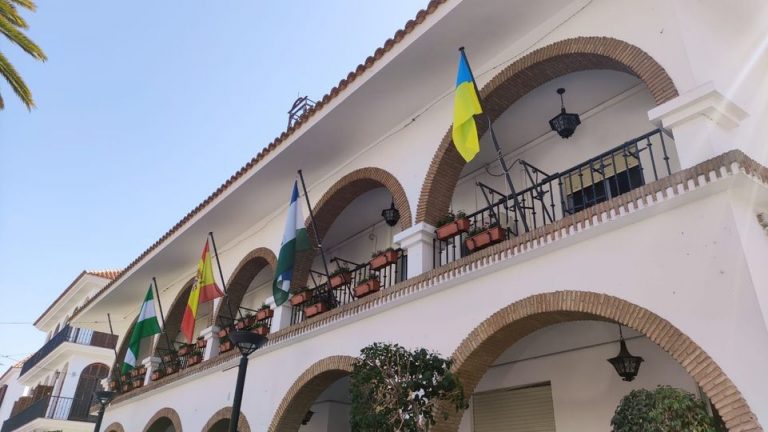 Lepe se solidariza con los 70 ucranianos que viven en la localidad con una bandera el balcón del Ayuntamiento