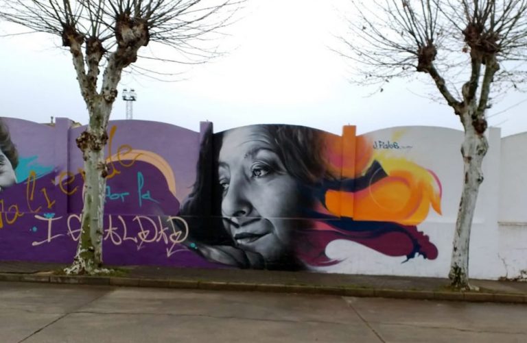 Atacan un mural de Almudena Grandes por la igualdad en Valverde del Camino