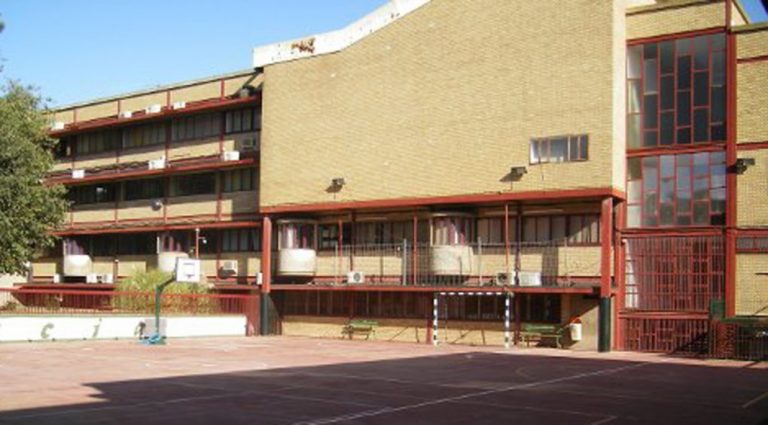 Padres y madres de un colegio de Huelva exigen a la Junta que mantengan las dos líneas de infantil de tres años