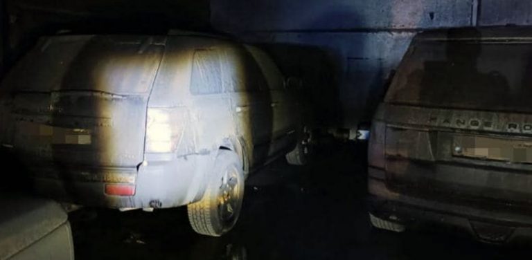Hallan en Lepe 6 todoterrenos de alta gama y numerosas garrafas de gasolina en una nave incendiada