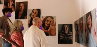 El artista Andrés Gaitán muestra en Cartaya la importancia de la mujer en más de 30 retratos