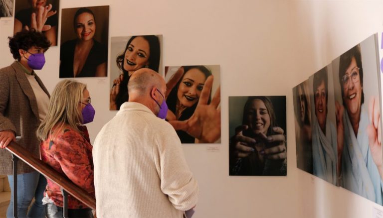 El artista Andrés Gaitán muestra en Cartaya la importancia de la mujer en más de 30 retratos