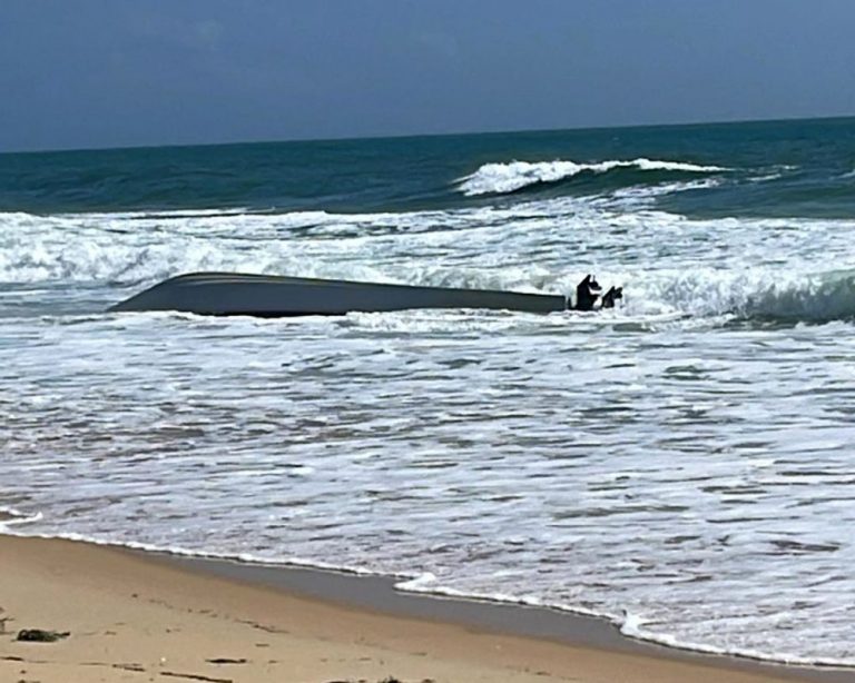 Aparece una segunda ‘narcolancha’ varada en una playa de Faro en menos de 72 horas