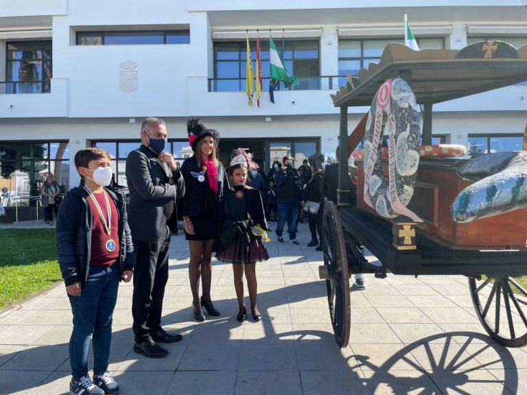 Isla Cristina vive el Miércoles de Ceniza con un vistoso “desfile de viudas lloronas”