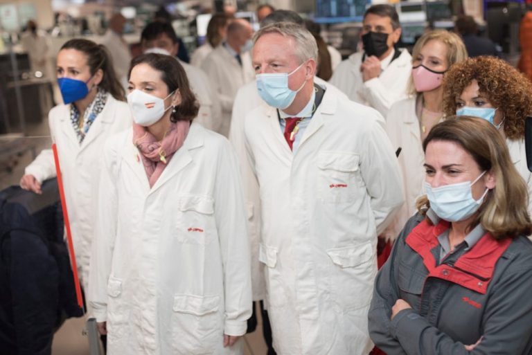 La ministra Reyes Maroto visita el complejo industrial de Cepsa en Palos de la Frontera