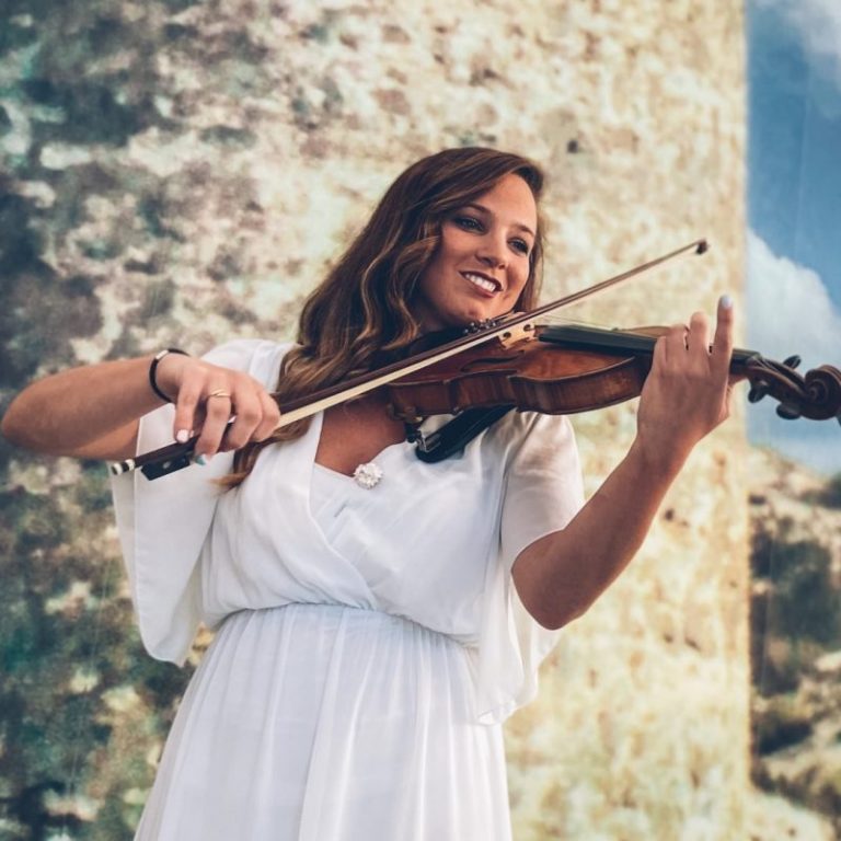 Llamamiento desesperado de una joven artista onubense por hallar un violín robado de su coche en Matalascañas
