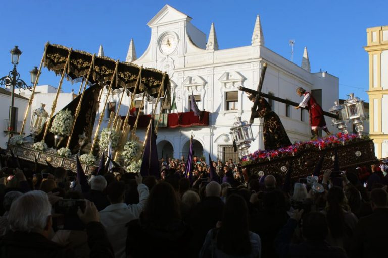 ‘Madrugá’ de pasión y fe en Cartaya, tras los pasos de Nuestro Padre Jesús y Nuestra Señora de los Dolores