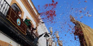 La Virgen del Carmen brilla en su procesión de gloria del Domingo de Resurrección en Cartaya