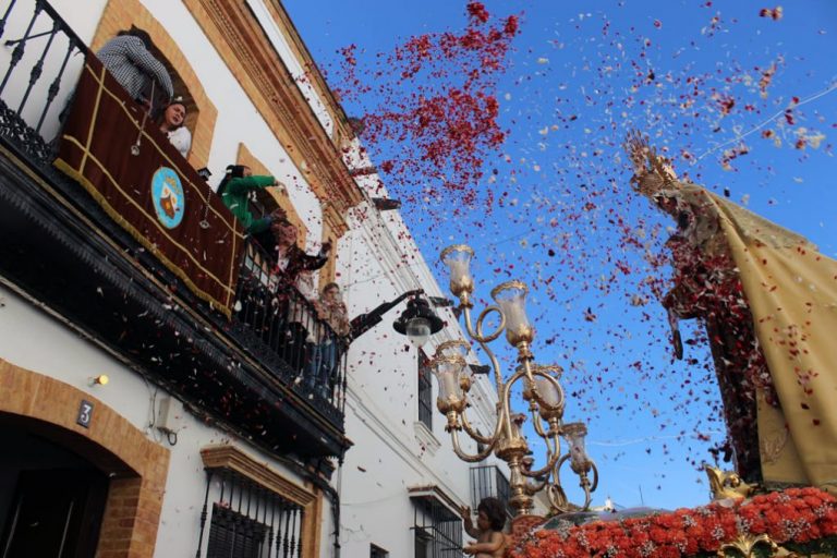 La Virgen del Carmen brilla en su procesión de gloria del Domingo de Resurrección en Cartaya