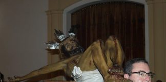 El Cristo de la Veracruz recorre en Viacrucis las calles de Cartaya en la noche del Jueves Santo