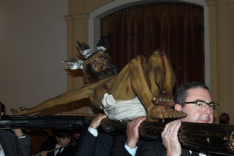 El Cristo de la Veracruz recorre en Viacrucis las calles de Cartaya en la noche del Jueves Santo