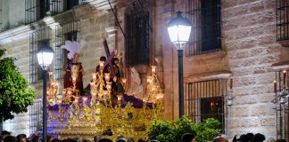 La Hermandad de Jesús Caído recorre las calles de Ayamonte en un nuevo Jueves Santo