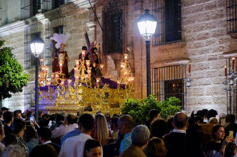 La Hermandad de Jesús Caído recorre las calles de Ayamonte en un nuevo Jueves Santo