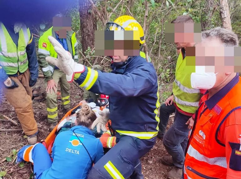 Sanitarios califican de «complejo» el rescate en Aroche del hombre al que le cayó encima un pino y se precipitó por un barranco de 200 metros