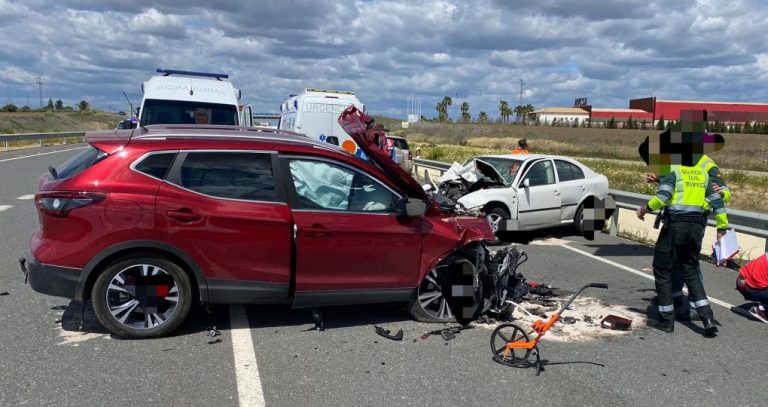 Cuatro heridos en la colisión frontal de dos turismos en San Juan del Puerto