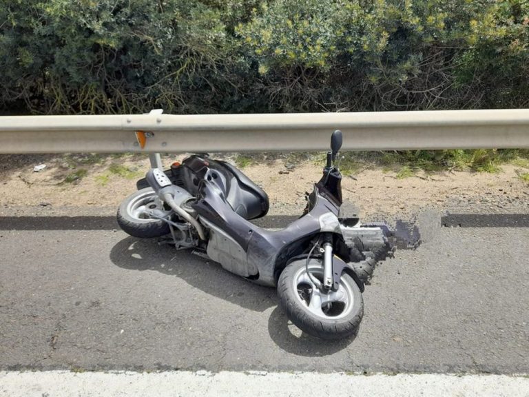 Un motorista resulta herido en un accidente en Isla Cristina