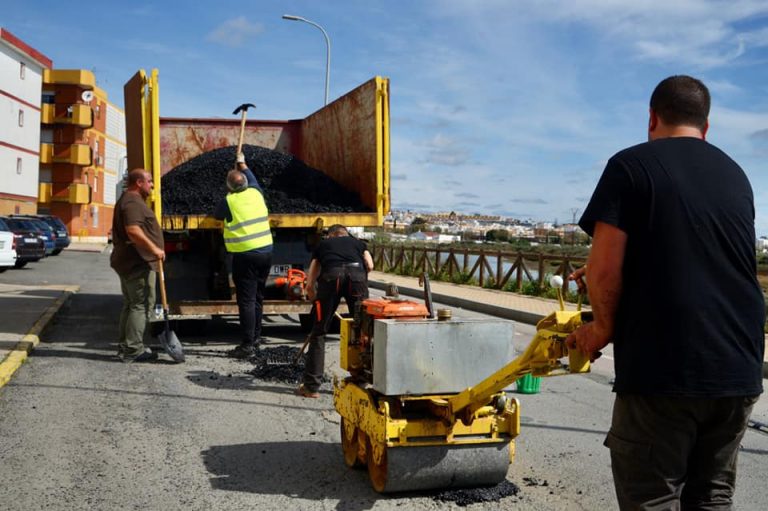 Ayamonte acomete labores de reparación del firme en Lope de vega y otras vías de la localidad