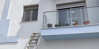 Bomberos rescatan a una persona que estuvo atrapada una hora y media en un balcón en Ayamonte