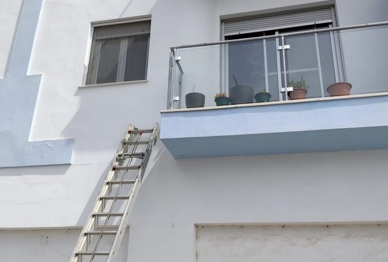 Bomberos rescatan a una persona que estuvo atrapada una hora y media en un balcón en Ayamonte