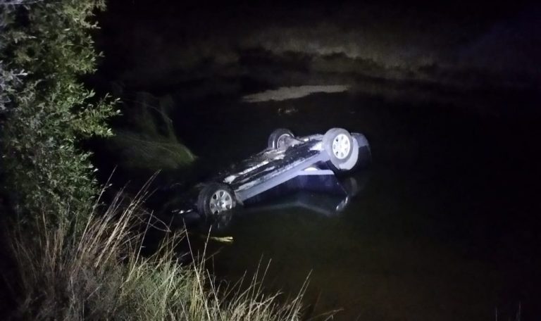 Cae un coche al agua en Isla Canela y sus ocupantes salen  de él «a duras penas» cuando su habitáculo se inundaba