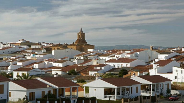 Diputación invierte 500.000 euros en eficiencia energética del alumbrado en Galaroza, Manzanilla y El Cerro
