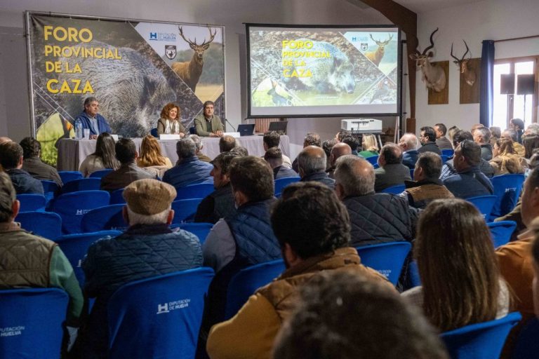 El II Foro Provincial de la Caza reúne en El Almendro a  más de 200 personas del mundo cinegético