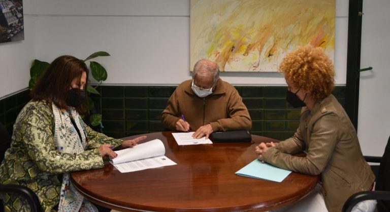 Punta Umbría acuerda con ‘El Hogar’ fomentar la integración de personas mayores en la localidad
