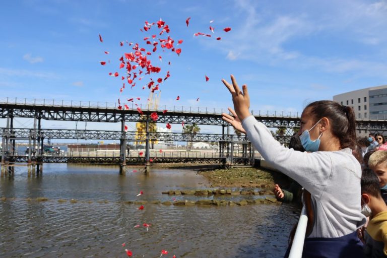 Huelva se suma en el Muelle del Tinto a la celebración del Día Internacional del Pueblo Gitano