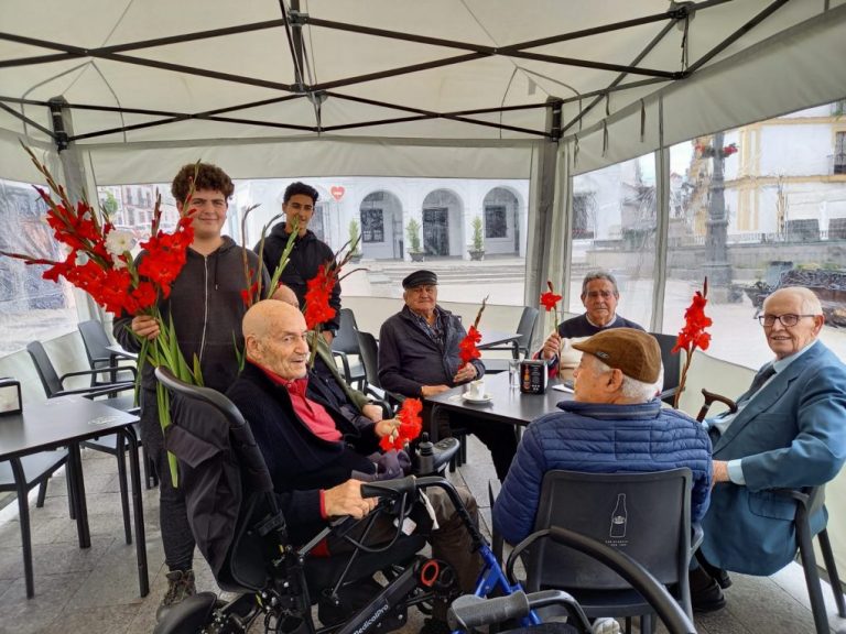 Alumnos de Cartaya reparten entre los de la localidad vecinos gladiolos contra las guerras