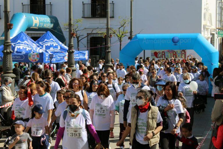 Medio millar de personas marchan a beneficio de la lucha contra el cáncer en Cartaya