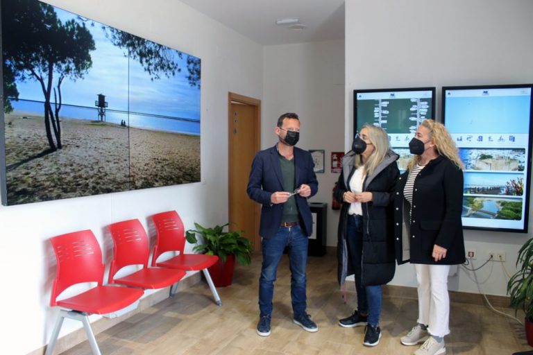 La Oficina de Turismo de El Rompido, entre las primeras de la provincia en digitalizar totalmente sus instalaciones