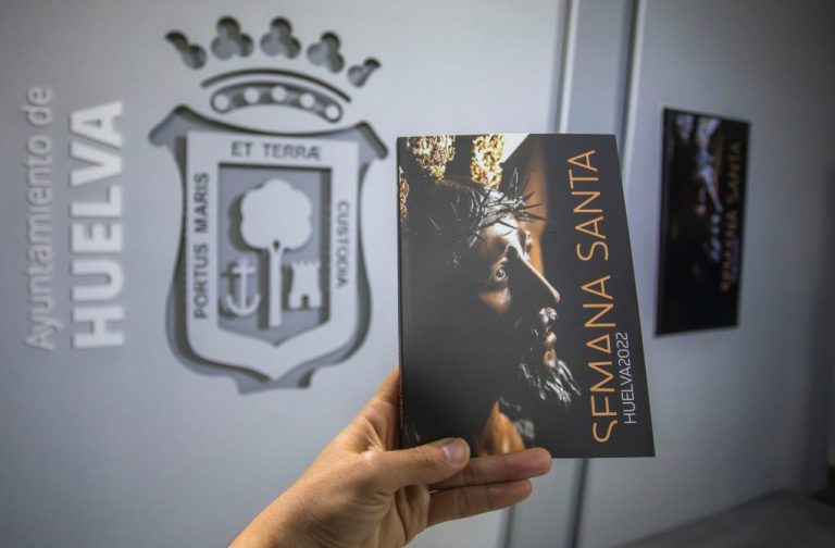 El Ayuntamiento presenta la Guía de la Semana Santa de Huelva 2022