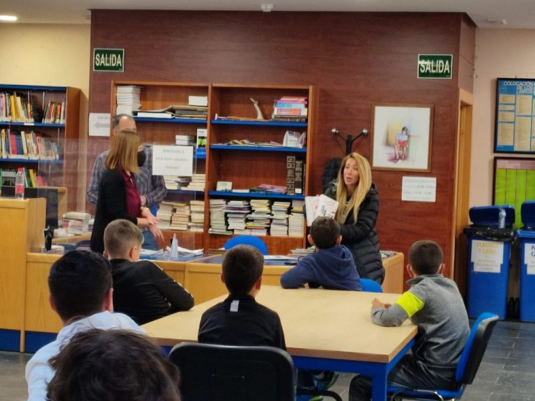Punta Umbría celebra el Día del Libro con actividades y visitas de los escolares a la biblioteca municipal 