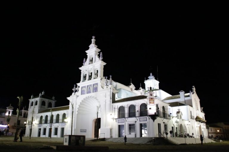 La Ermita de El Rocío espera ya a la Virgen tras la restauración de la decoración exterior y el alumbrado   
