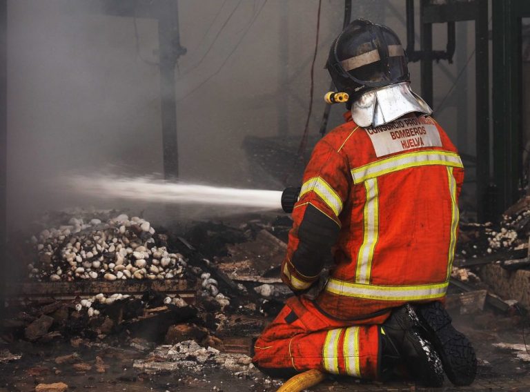 Fallece el hombre rescatado de su vivienda en llamas a última hora de este domingo en Huelva