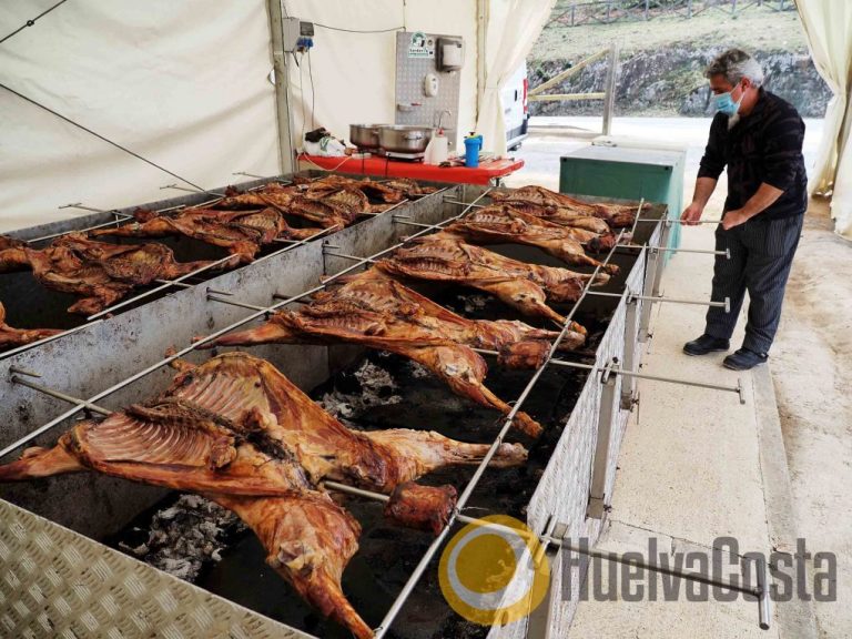 Numerosas personas disfrutan de la Feria Ganadera de Puebla de Guzmán