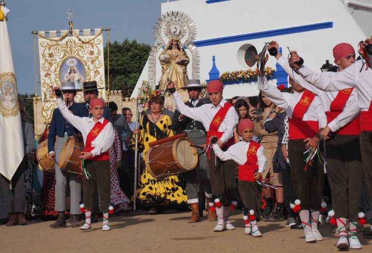 El Almendro y Villanueva de los Castillejos disfrutan ya de la primera romería en la provincia de Huelva