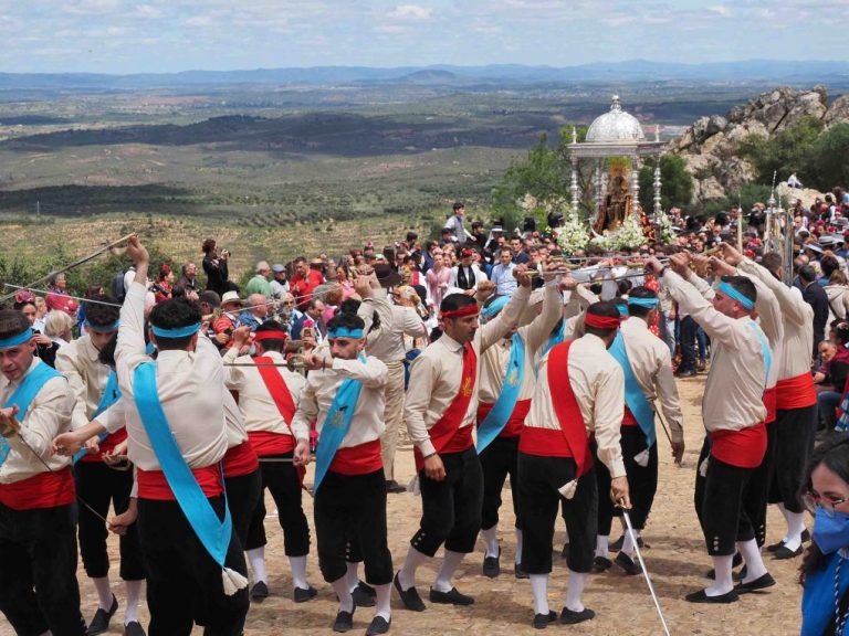La Virgen de la Peña vuelve a recorrer el Cerro del Águila en Puebla de Guzmán