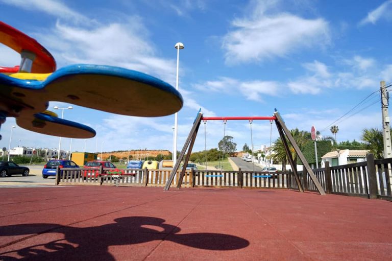 Ayamonte inaugura la mejora del área recreativa infantil del parque de las Monjas en Pozo del Camino