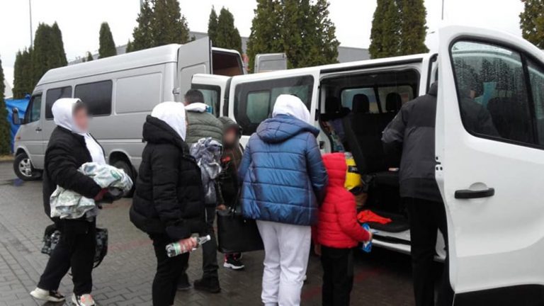 Policías de Ayamonte llevan ayuda humanitaria a Ucrania y regresan con refugiados que se reencuentran en Huelva con familiares