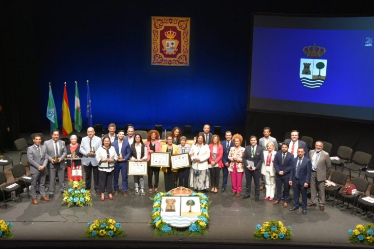 Punta Umbría homenajea a vecinos ejemplares en el 59 aniversario de su independencia de Cartaya
