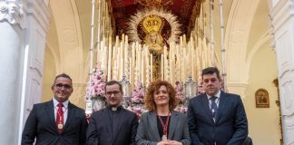 La presidenta de la Diputación de Huelva realiza una ofrenda floral al Cristo del Buen Viaje, de Los Judíos