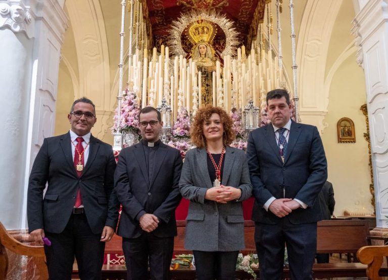 La presidenta de la Diputación de Huelva realiza una ofrenda floral al Cristo del Buen Viaje, de Los Judíos 