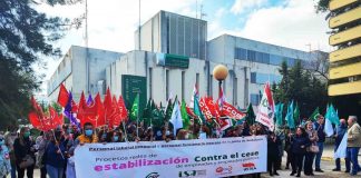 Sindicatos onubenses se concentran contra el «cese indiscriminado» de trabajadores de la Junta