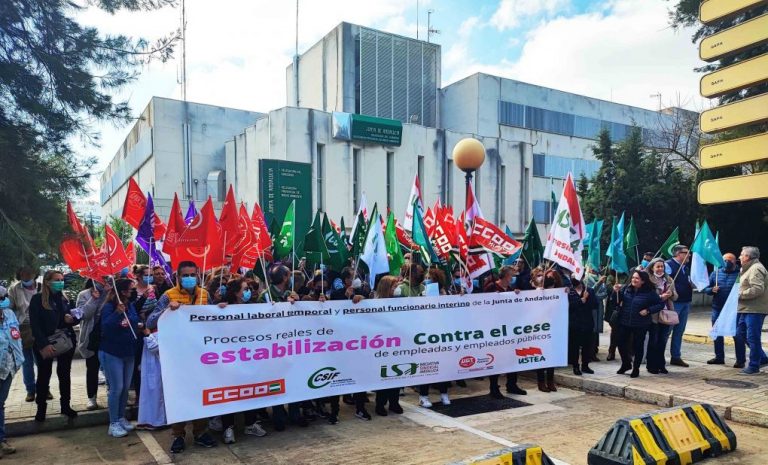 Sindicatos onubenses se concentran contra el «cese indiscriminado» de trabajadores de la Junta