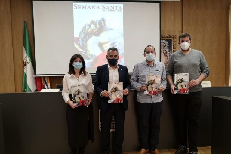 Consejo de Hermandades y Ayuntamiento de Isla Cristina presentan la revista de la Semana Santa local