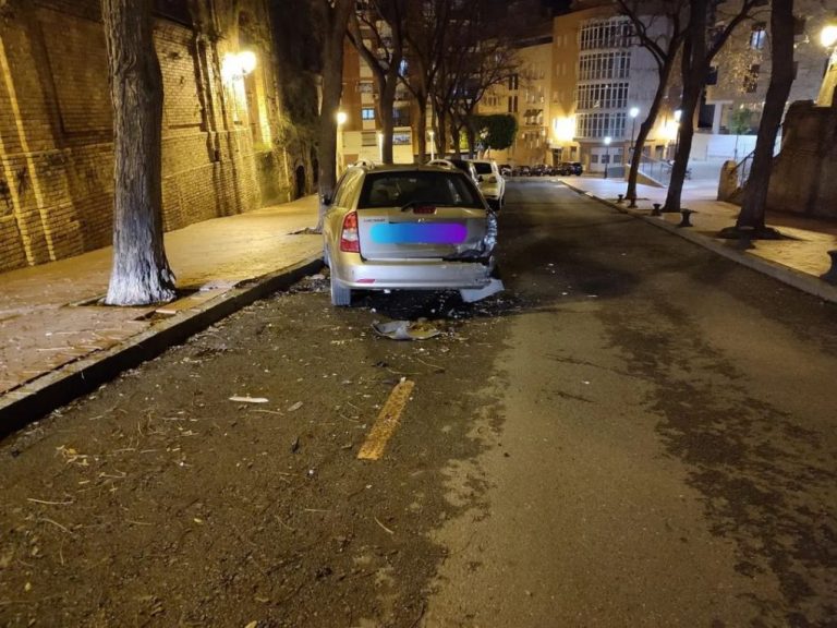 Un conductor ebrio causa en Huelva destrozos en cuatro vehículos y se da a la fuga