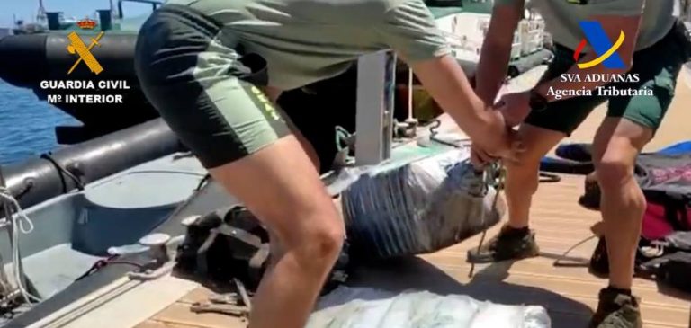 Buzos de la Guardia Civil hallan 80 kilos de coca ocultos en el casco de un barco con destino a Huelva